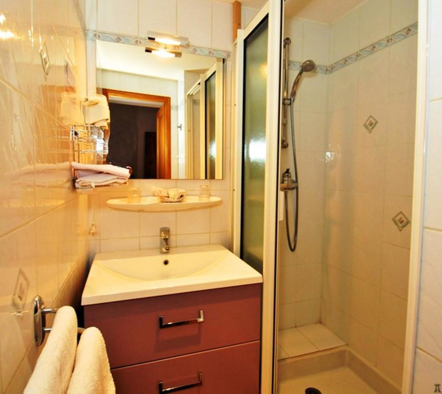 Hotel La Montagne Fleurie Bareges Ruang foto